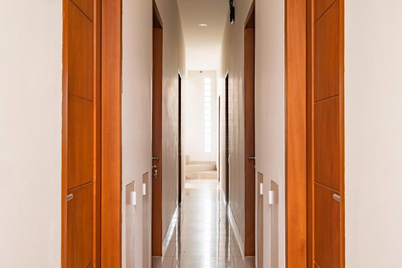 Oyo Life 2673 Rosewood Residence Karawang Exterior photo