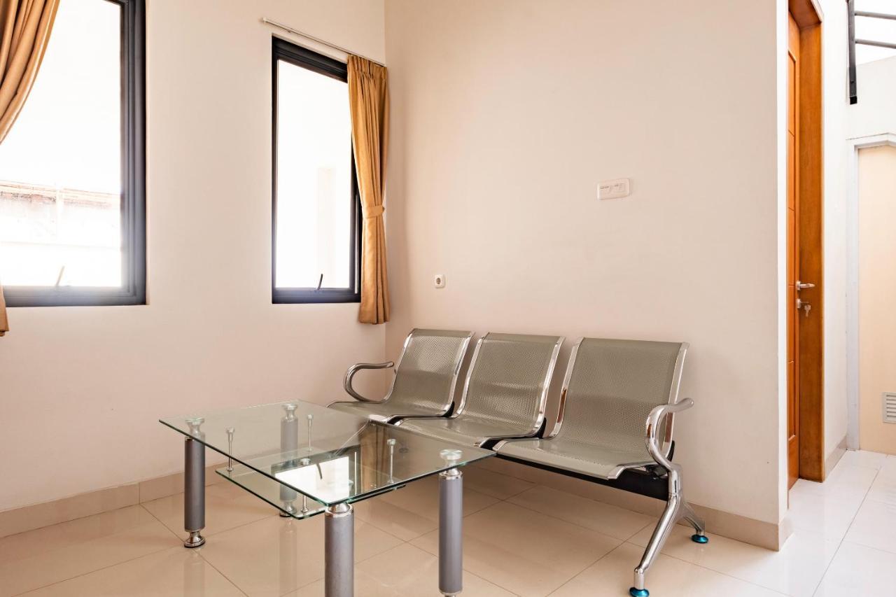 Oyo Life 2673 Rosewood Residence Karawang Exterior photo